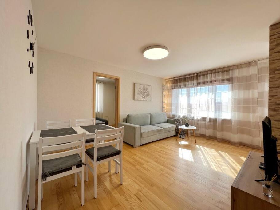 New Apartment With A View In The Town Center 나르바 외부 사진