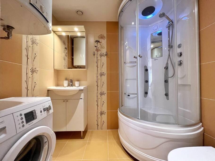 New Apartment With A View In The Town Center 나르바 외부 사진